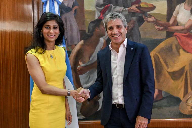 FOTO: Gopinath, del FMI, se reunió con Caputo en Buenos Aires.