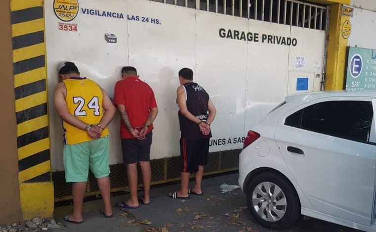 FOTO: Tres detenidos en Rosario con un inhibidor de señal y una nota amenazante.