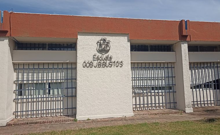Tomaron el colegio Juan Bautista Bustos: reclaman mejoras edilicias.