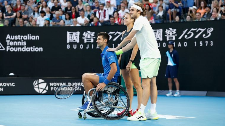 FOTO: Novak Djokovic jugó en silla de ruedas durante la exhibición 'Novak and Friends'