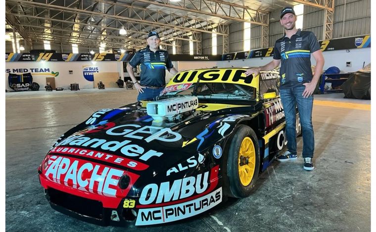 Facundo Ardusso y Mauro Medina (RUS Med) junto a la Chevy de la escuadra