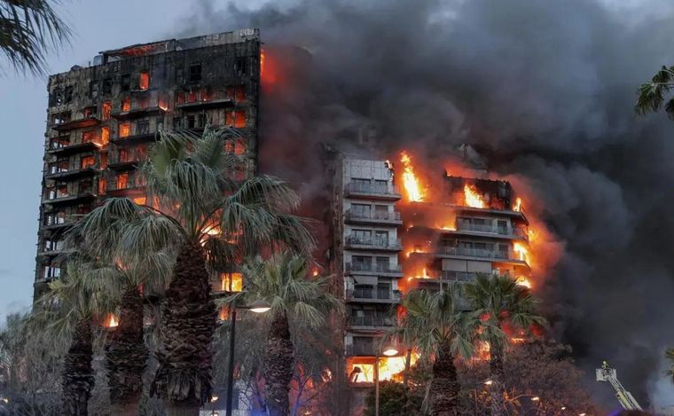 FOTO: Bomberos combaten un incendio en edificios de 14 pisos en Valencia (ABC/EFE)