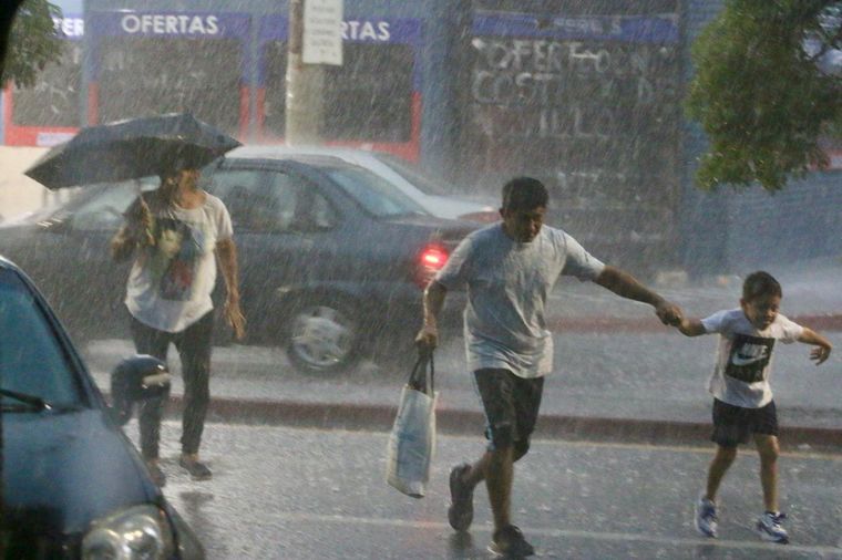 FOTO: Una intensa lluvia cayó sobre la ciudad de Córdoba.