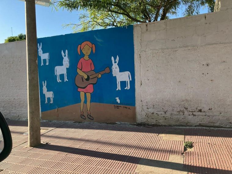 Los hermosos murales que engalanan las tapias de la Bodega Encantada de Cafayate