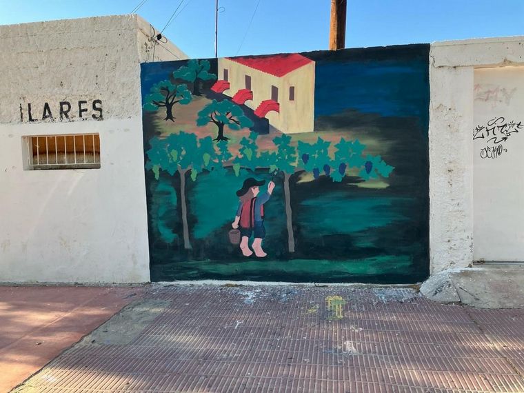 Los hermosos murales que engalanan las tapias de la Bodega Encantada de Cafayate