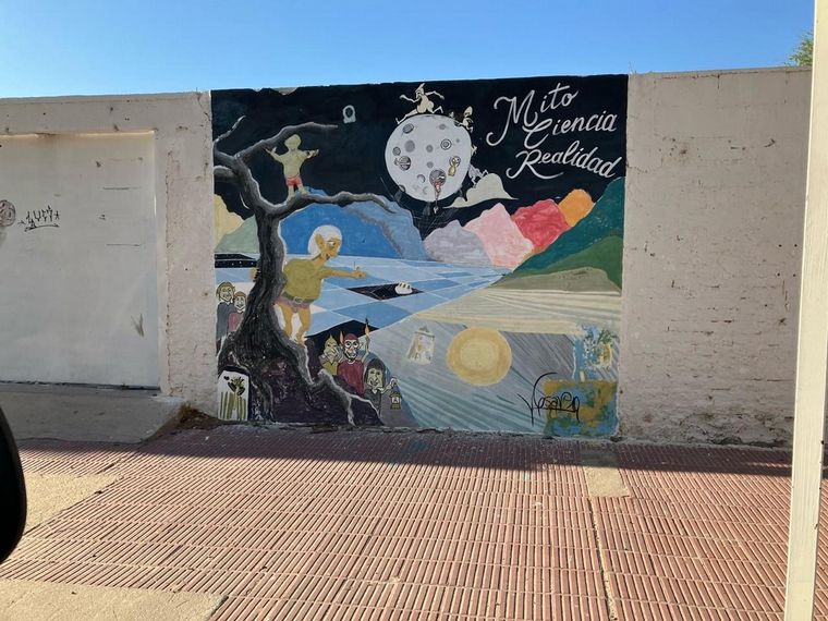 Los hermosos murales que engalanan las tapias de la Bodega Encantada de Cafayate