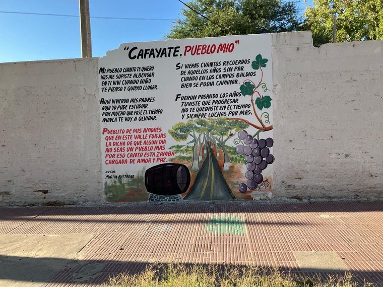 Los hermosos murales que engalanan las tapias de la Bodega Encantada de Cafayate