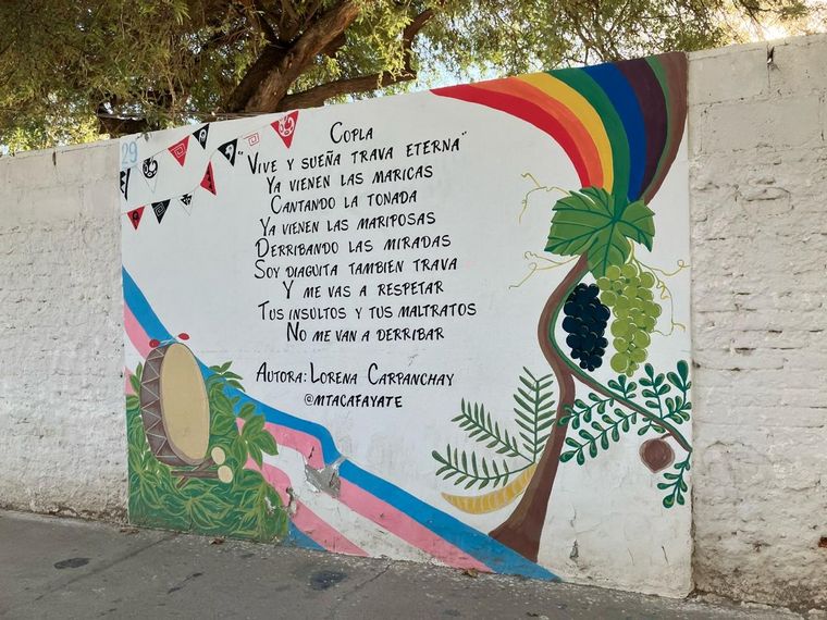 Los hermosos murales que engalanan las tapias de la Bodega Encantada de Cafayate