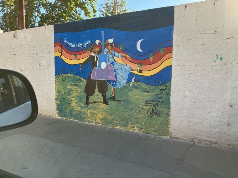 Los hermosos murales que engalanan las tapias de la Bodega Encantada de Cafayate