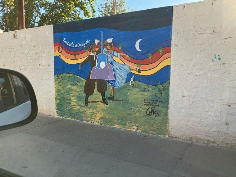 FOTO: Los hermosos murales que engalanan las tapias de la Bodega Encantada de Cafayate
