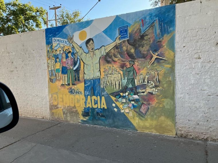 Los hermosos murales que engalanan las tapias de la Bodega Encantada de Cafayate