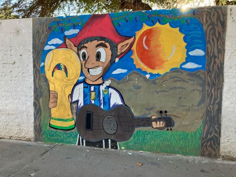 Los hermosos murales que engalanan las tapias de la Bodega Encantada de Cafayate