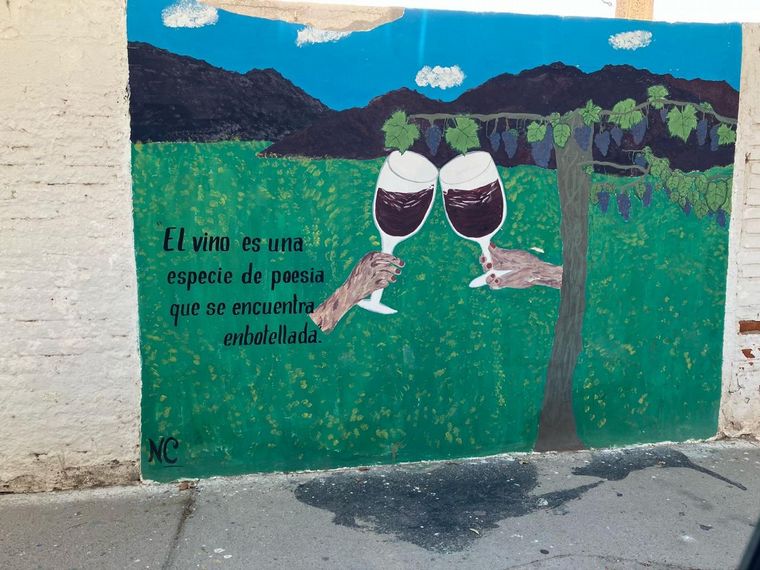 Los hermosos murales que engalanan las tapias de la Bodega Encantada de Cafayate