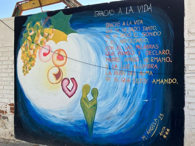 Los hermosos murales que engalanan las tapias de la Bodega Encantada de Cafayate