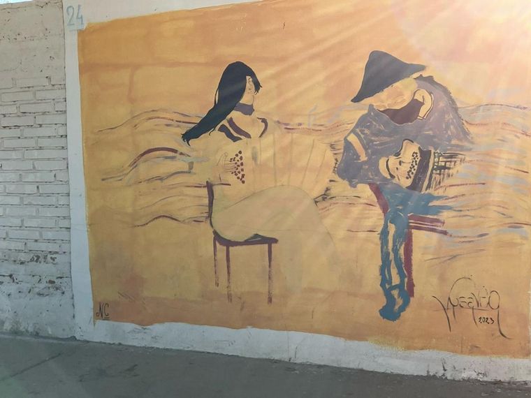 Los hermosos murales que engalanan las tapias de la Bodega Encantada de Cafayate