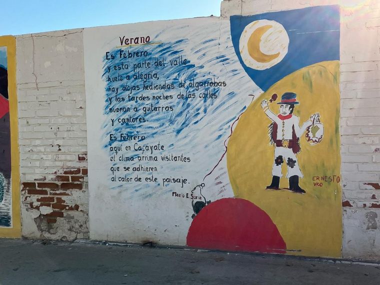Los hermosos murales que engalanan las tapias de la Bodega Encantada de Cafayate