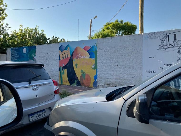 Los hermosos murales que engalanan las tapias de la Bodega Encantada de Cafayate