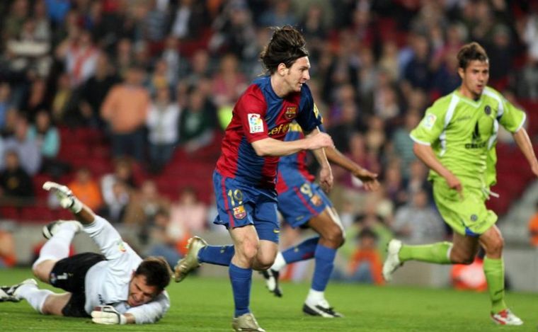 FOTO: Messi y uno de sus goles más recordados.
