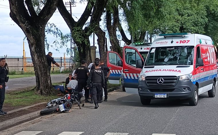 FOTO: Chocaron un auto y una moto en la rotunda de Pellegrini y Belgrnao: un fallecido.