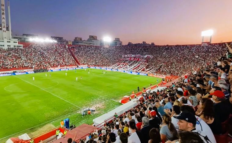 Huracán recibe a San Lorenzo en el Estadio Tomás Adolfo Ducó.