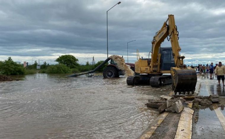 FOTO: Baja el agua tras la inundación en Obispo Trejo: no hay evacuados (Foto: Perfil).