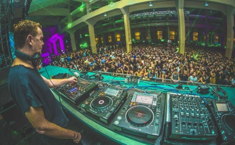 Nick Warren tocando en Forja años atrás (Foto: Grupo Las Rosas).