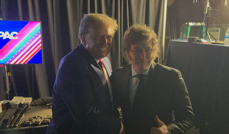 FOTO: Donald Trump y Javier Milei se saludaron un afectuoso abrazo.