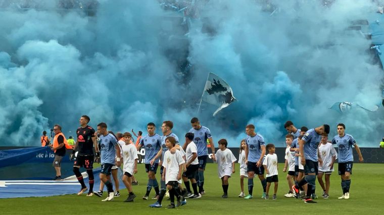 FOTO: El espectacular recibimiento de los hinchas de Belgrano a su equipo. 