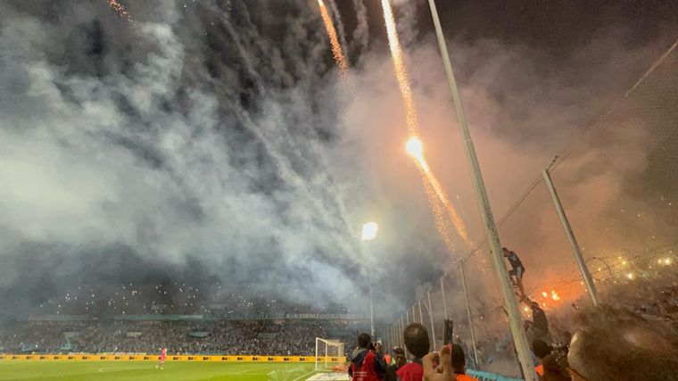 El descontrol en las tribunas de Belgrano en el clásico ante Talleres.