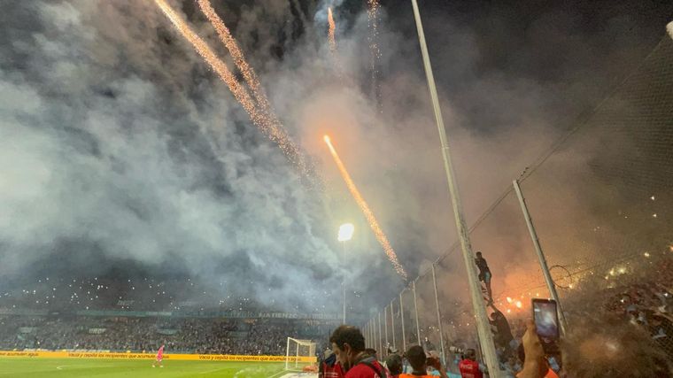 El descontrol en las tribunas de Belgrano en el clásico ante Talleres.