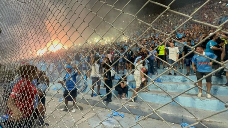FOTO: El descontrol en las tribunas de Belgrano en el clásico ante Talleres.