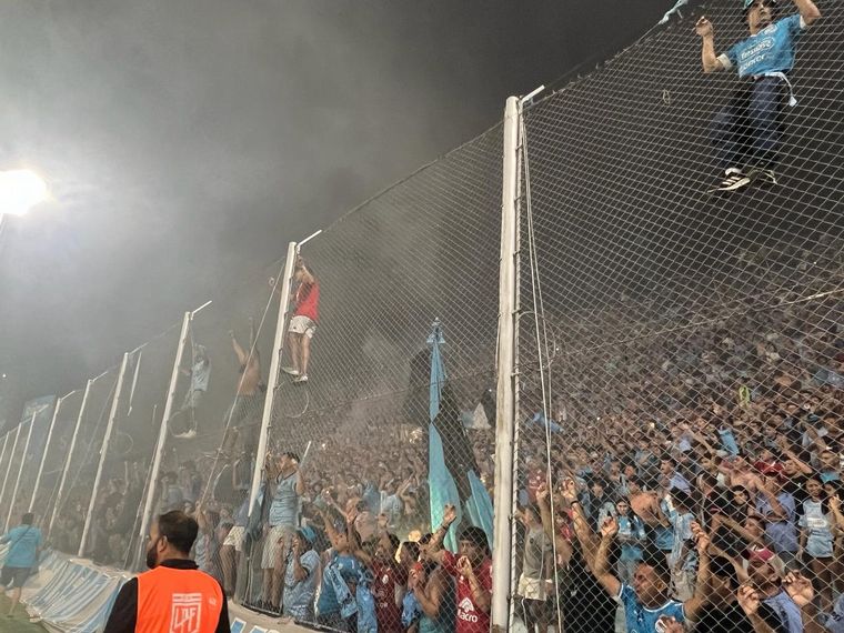 El descontrol en las tribunas de Belgrano en el clásico ante Talleres.