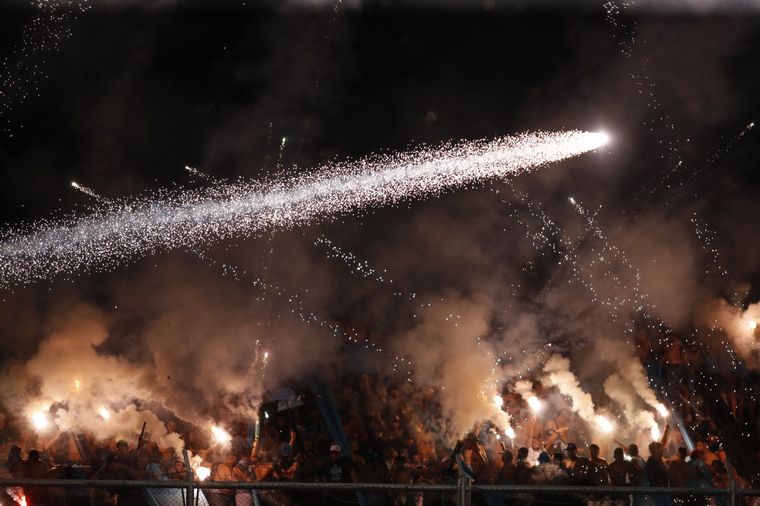 El descontrol en las tribunas de Belgrano en el clásico ante Talleres.