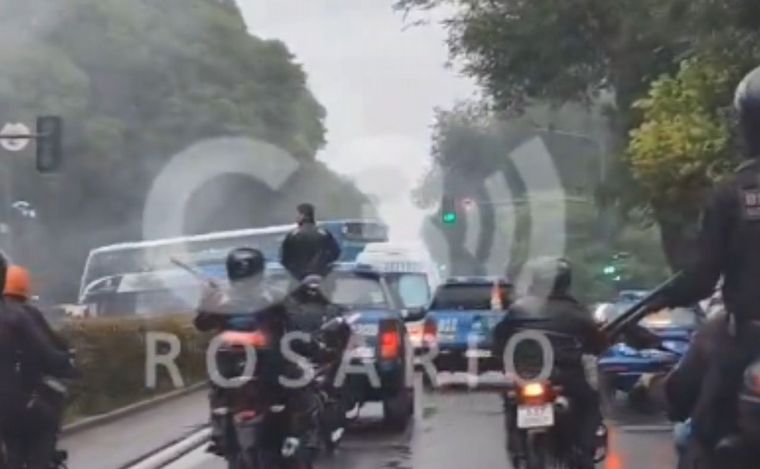 FOTO: Hubo momentos de tensión en el arribo del ómnibus de Central al Coloso.