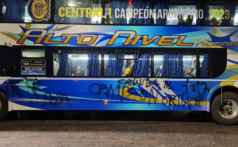 Momentos de tensión la llegada del colectivo de Central al Coloso. 