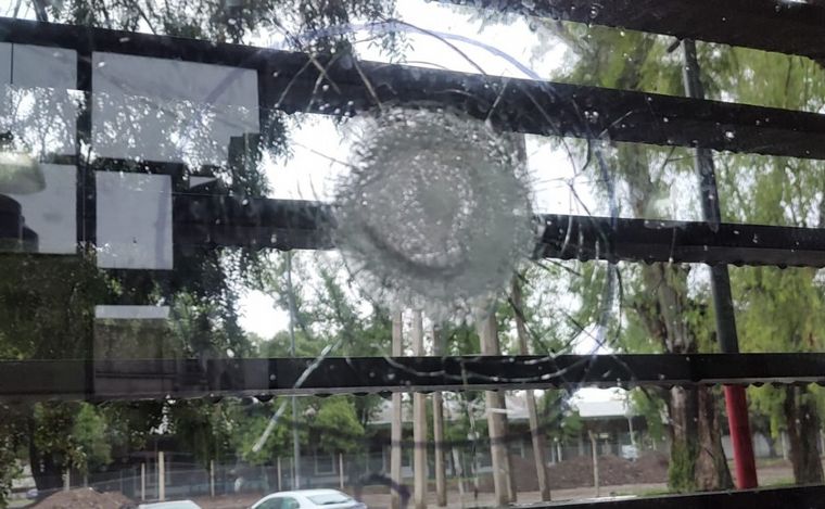 Una de las detonaciones contra el comedor de la UNR. 