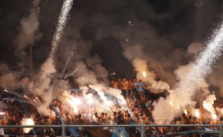 FOTO: Bengalas en el partido entre Belgrano y Talleres. (Foto: Daniel Cáceres/Cadena 3)