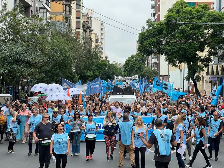 FOTO: Los docentes de Córdoba marcharon este lunes en el marco del paro.