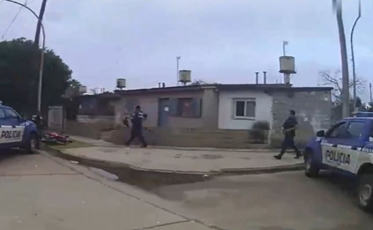 FOTO: La Policía atrapó a tres hombres. (Foto: Captura video)