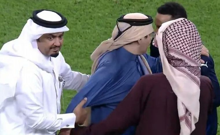 FOTO: Un jeque invadió la cancha en Qatar por no estar de acuerdo con un penal.