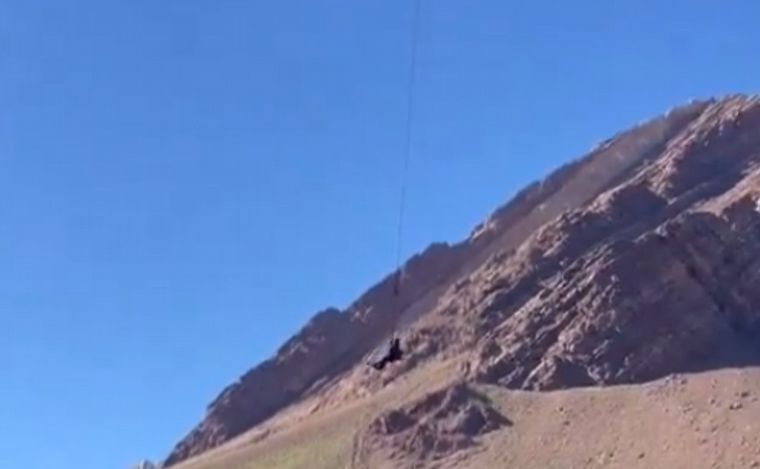 FOTO: El rescate a los hermanos en el Aconcagua. (Foto:Captura video) 