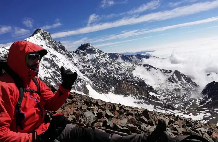 FOTO: Matías Sergo disfruta de su proeza en la cima de la montaña. 