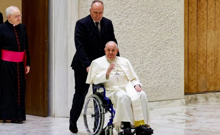 FOTO: El papa Francisco fue atendido en un hospital de Roma y ya regresó al Vaticano.