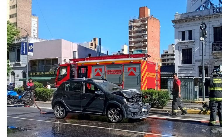 Choque en el semáforo de avenida Pellegrini e Italia: un auto se incendió.