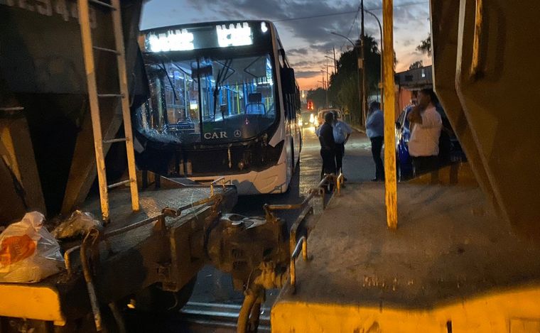 Choque entre un colectivo de Tamse y un tren.