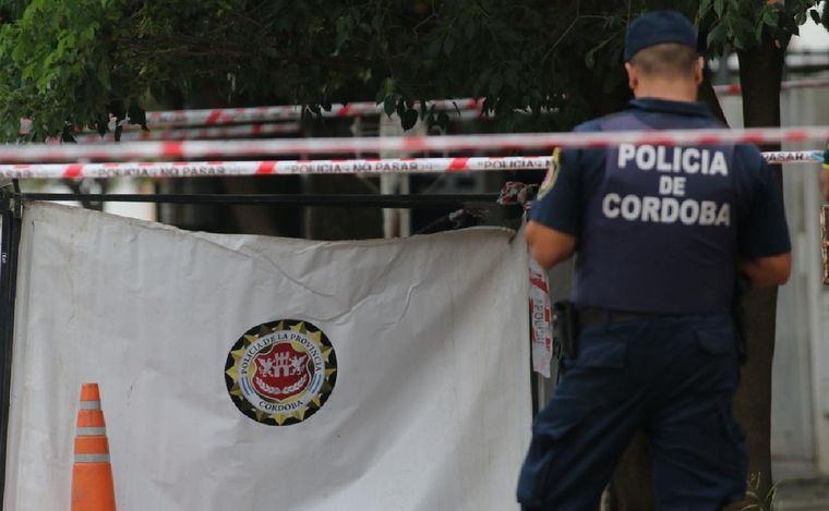 La Policía trabaja en el lugar donde mataron al vecino.