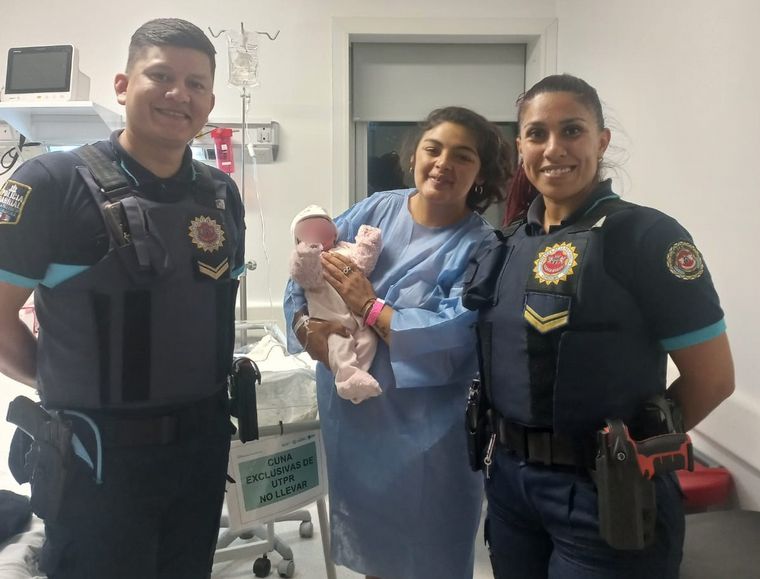 FOTO: Policías ayudaron a dar a luz a una joven de 25 años en plena calle en Córdoba
