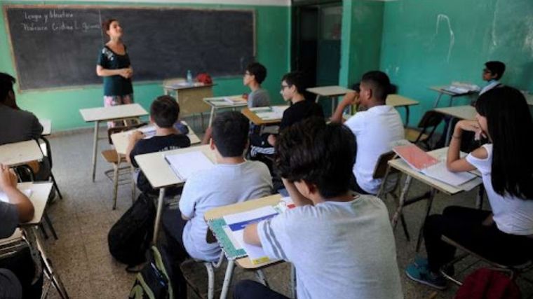 FOTO: Neuquén: alumnos secundarios podrán pasar de año con hasta seis materias previas