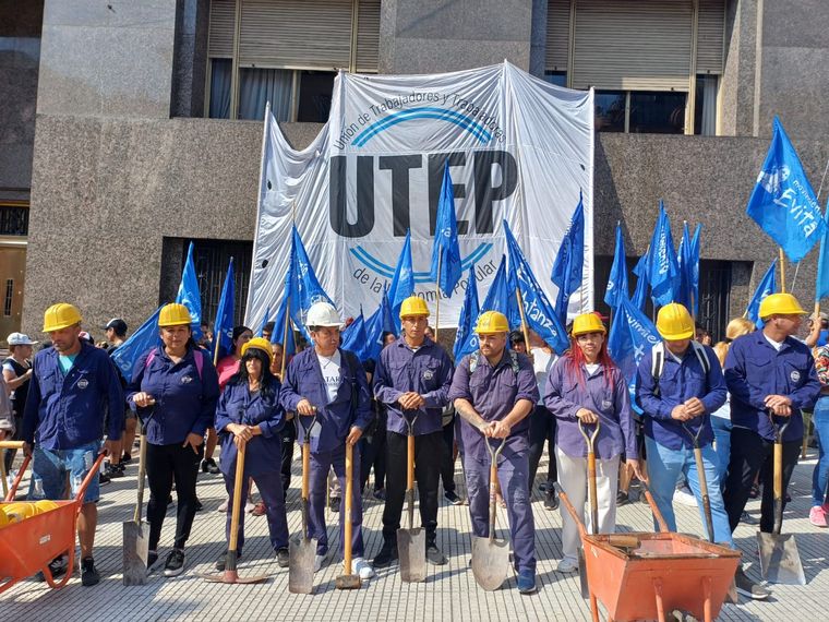 FOTO: Utep se moviliza frente a Economía por financiación de obras y ayuda a comedores