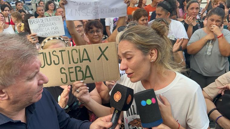 Dolidos e indignados, vecinos de Yofre Norte se movilizaron para reclamar justicia.  